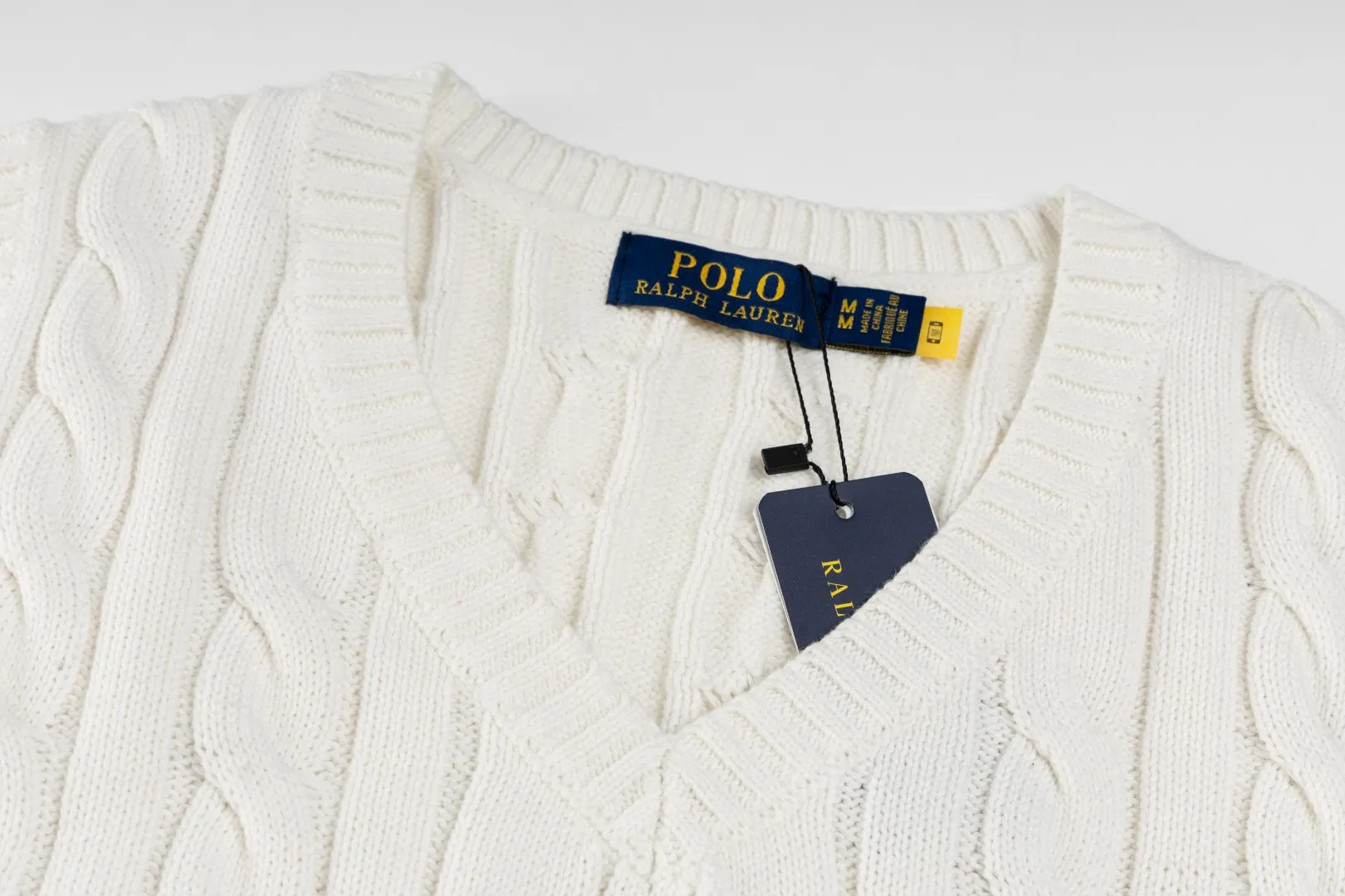 P176 #R82 Ralph Lauren Small Label Cable V Neck Vest Sleeveless Twist Sweater Women's Top Size: XS S M L Color: White Yellow Light Blue Pink Khaki Gray Navy Black Classic Cotton Yarn 100% White Cotton High Quality Classic Style Has Always Been Popular! The workmanship details are very good! Wearing a vest with a shirt is always the standard, with classic brand embroidery on the chest! All major stars have the same style! Best for couples. High quality goods! Xinjiang cotton micro-elastic and smooth fabric has excellent quality. Pure cotton is soft and skin-friendly. Length: 60/61/63/65 Bust: 44/46/49/52 Shoulder width: 36/37.5/39/41